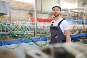 fabriek arbeider. Mens werken Aan de productie lijn foto