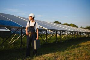 hernieuwbaar energie en zonne- macht concept, arbeider of elektrisch ingenieurs zijn controle en opleiding installeren fotovoltaïsche fabriek in zonne- macht station alternatief energie van natuur foto