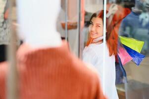 mooi vrouw boodschappen doen in de winkel foto