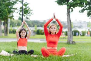 mam en kind in de lotus positie Aan de natuur foto