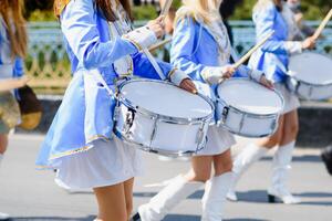 majorettes met wit en blauw uniformen uitvoeren in de straten van de stad. fotografisch serie foto