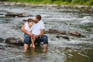 vader en zoon samen visvangst foto