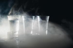wodka in schot bril Aan donker achtergrond.. foto