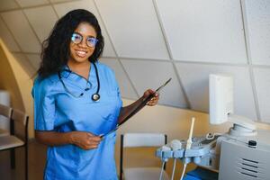 mooi vrouw Afrikaanse dokter met armen gekruiste Bij ziekenhuis foto