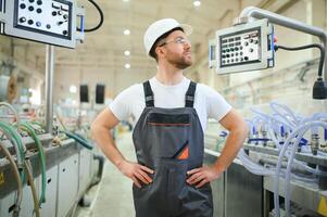 portret van fabriek arbeider. jong knap fabriek arbeider foto