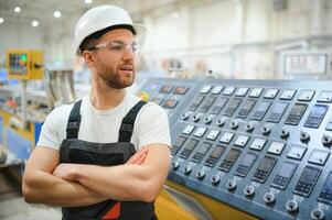 portret van fabriek arbeider. jong knap fabriek arbeider foto