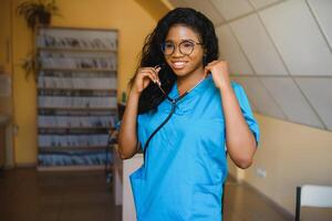 portret van Afrikaanse vrouw dokter Bij werkplaats foto