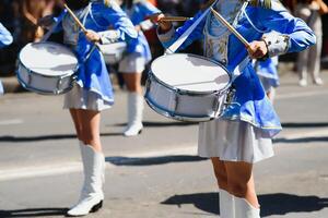 majorettes met wit en blauw uniformen uitvoeren in de straten van de stad. fotografisch serie foto
