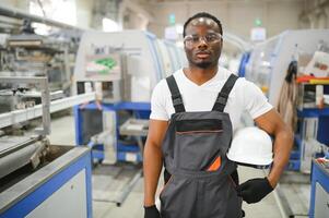 portret van industrieel ingenieur. fabriek arbeider staand in fabriek productie lijn foto