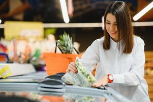 gewoontjes vrouw kruidenier boodschappen doen en op zoek gelukkig foto