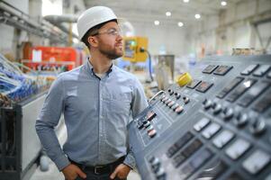 portret van zelfverzekerd knap technisch ingenieur in harde hoed. foto