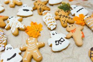 grappig heerlijk gember biscuits voor halloween Aan de tafel. horizontaal visie van bovenstaand foto