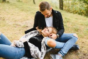 gelukkig jong paar in liefde Bij de park foto