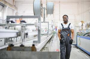 fabriek voor aluminium en pvc ramen en deuren productie. handleiding arbeider in elkaar zetten pvc ramen en deuren foto