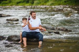 vader en zoon samen visvangst foto