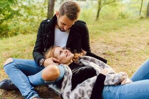 gelukkig jong paar in liefde Bij de park foto