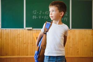 portret van een schooljongen Bij de bord foto