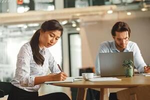 twee verschillend bedrijf mensen werken in modern coworking ruimte foto