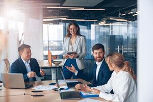 een groep van bedrijf mensen partners gedurende een reeks team vergadering in de modern kantoor foto