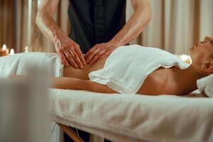 alternatief geneeskunde mannetje therapeut aan het doen ontspannende massage naar vrouw cliënt foto