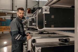 gebaard Mens vliegtuig monteur werken in hangar foto