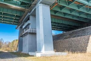 staal kader en beton bouw reusachtig auto brug aan de overkant de breed rivier- foto