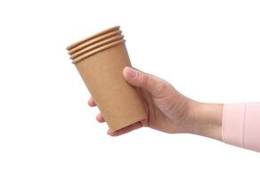 hand- houden bruin papier karton cups Aan een geïsoleerd achtergrond foto