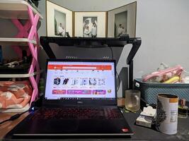 Jakarta, Indonesië. november 21, 2023. een laptop Aan de tafel opent de online boodschappen doen plaats winkelier foto