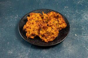 Indisch pittig groente pakora of pakoda geserveerd in schotel geïsoleerd Aan tafel top visie foto