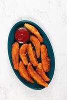 aardappelen wiggen met tomaat saus geserveerd in schotel geïsoleerd Aan achtergrond kant visie van Fast food foto