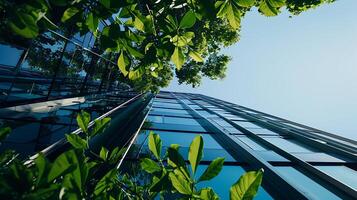 ai gegenereerd strak glas kantoor toren stijgt tussen groen ingelijst door Doorzichtig blauw lucht foto