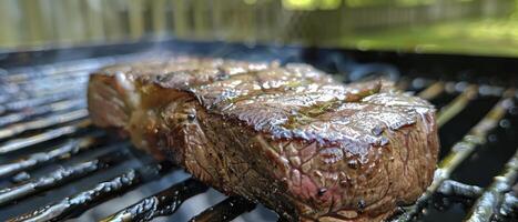 ai gegenereerd gegrild naar perfectie, verkoold steak Aan de barbecue, in afwachting hartig toegeeflijkheid foto