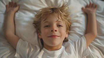 ai gegenereerd portret van een schattig weinig jongen aan het liegen Aan een bed en lachend. foto