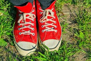 wijnoogst rood sportschoenen foto