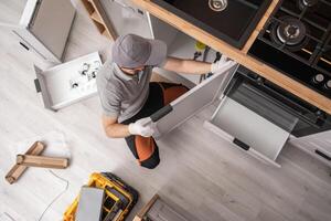 keuken meubelmaker installeren meubilair binnen een appartement foto