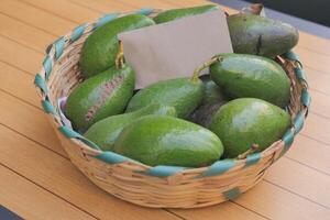 vers avocado in een kom Aan een houten tafel foto