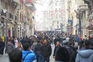 kalkoen istambul 19 juni 2023. druk istiklal straat in taksim, Istanbul, foto