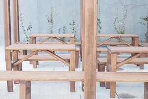 detailopname van een houten picknick tafel in Istanbul foto