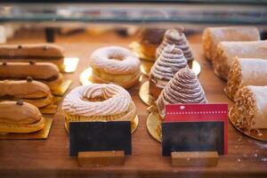 een rangschikking van gebakken goederen, inclusief gebakjes, is tentoongesteld in de bakkerij foto