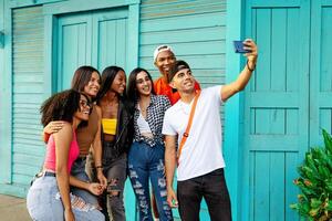 groot groep van vrolijk jong vrienden nemen selfie portret. gelukkig mensen op zoek Bij de camera lachend. concept van gemeenschap, jeugd levensstijl en vriendschap. foto