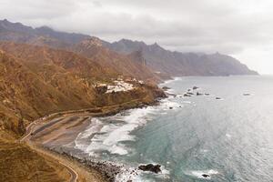 de zanderig strand van benijo Aan de eiland van tenerife.de kanarie eilanden. Spanje foto