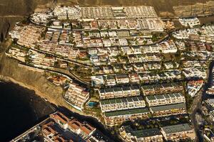 top visie van de huizen gelegen Aan de rots van los gigantes Bij zonsondergang, tenerife, kanarie eilanden, Spanje foto