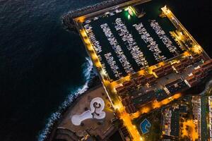 top visie van de jachthaven met jachten Bij nacht Aan de eiland van tenerife, kanarie eilanden, Spanje foto