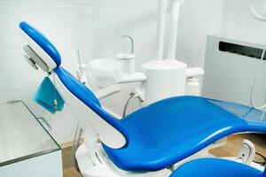 een leeg stoel in de tandarts kantoor. leeg tandarts kantoor foto