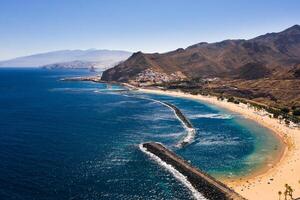 top visie van las teresitas strand met geel zand. in de buurt de stad van de kerstman cruz de tenerife, tenerife, kanarie eilanden foto