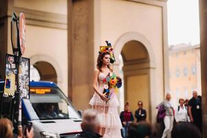 mooi elegant meisje model- in een roze bruiloft jurk gefotografeerd in Florence, Holding een ongebruikelijk boeket, bruid model- met een boeket in haar handen, foto sessie van de bruid in Florence.