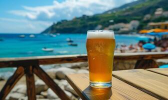 ai gegenereerd een glas van vers bier tegen de backdrop van de blauw zee en rotsachtig kust. top visie van een mooi landschap. foto