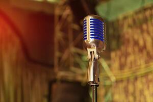 dichtbij omhoog van oud stijl microfoon technologie. metalen retro stijl karaoke apparatuur. foto