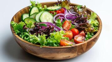 ai gegenereerd vers groente salade in houten kom Aan wit achtergrond. gezond voedsel. foto