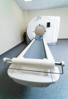 examen tafel van een mri scanner. nieuwste ct, mri scanner in een modern ziekenhuis kamer. kliniek met bijgewerkt uitrusting foto